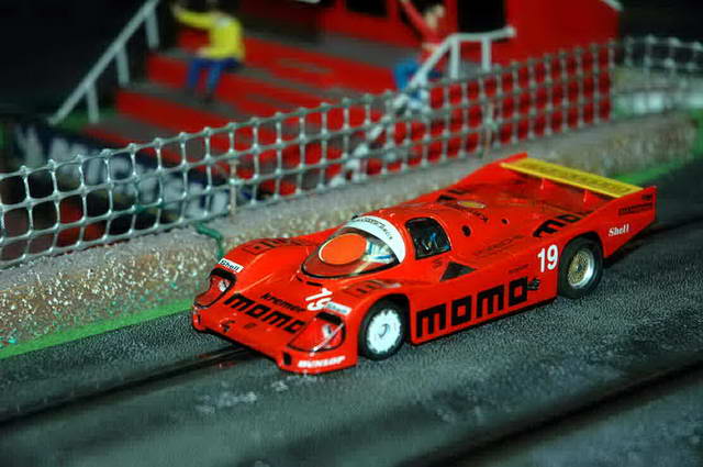 Sorretta dal tifo delle tribune, presenti a bordo pista, la Porsche 956 di Massimo si è piazzata al solito, per lui, 8° posto